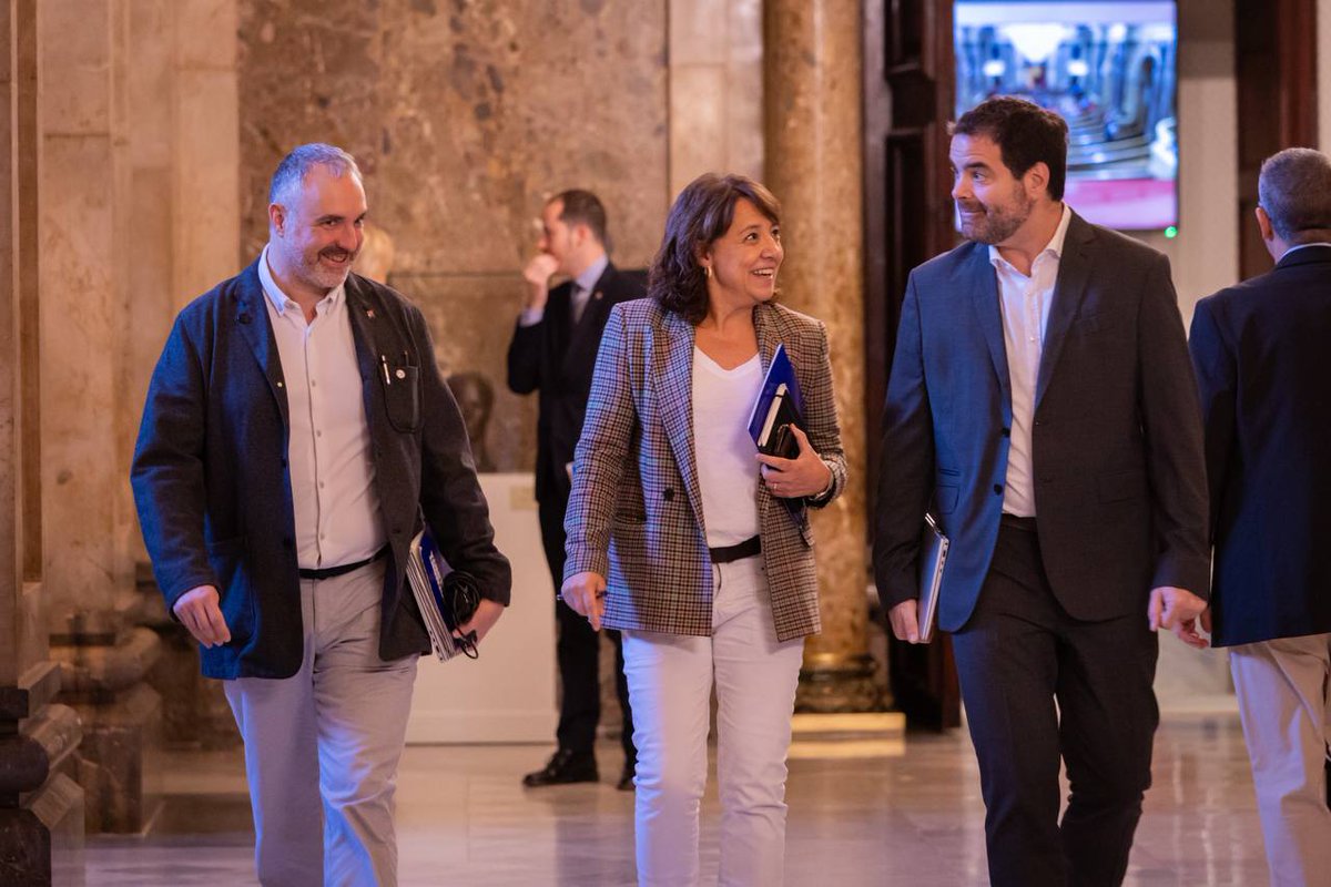 Junts Parlament (@juntsparlament) on Twitter photo 📸 Comença la segona jornada de ple al <a href="/parlamentcat/">Parlament de Catalunya</a>, amb la presència dels diputats de <a href="/JuntsXCat/">Junts per Catalunya🎗</a> i la intervenció del president del grup parlamentari <a href="/albertbatet/">Albert Batet Canadell</a>.
En directe 👉 parlament.cat/ext/f?p=700:DI…
#Parlament 📸 Comença la segona jornada de ple al <a href="/parlamentcat/">Parlament de Catalunya</a>, amb la presència dels diputats de <a href="/JuntsXCat/">Junts per Catalunya🎗</a> i la intervenció del president del grup parlamentari <a href="/albertbatet/">Albert Batet Canadell</a>.
En directe 👉 parlament.cat/ext/f?p=700:DI…
#Parlament