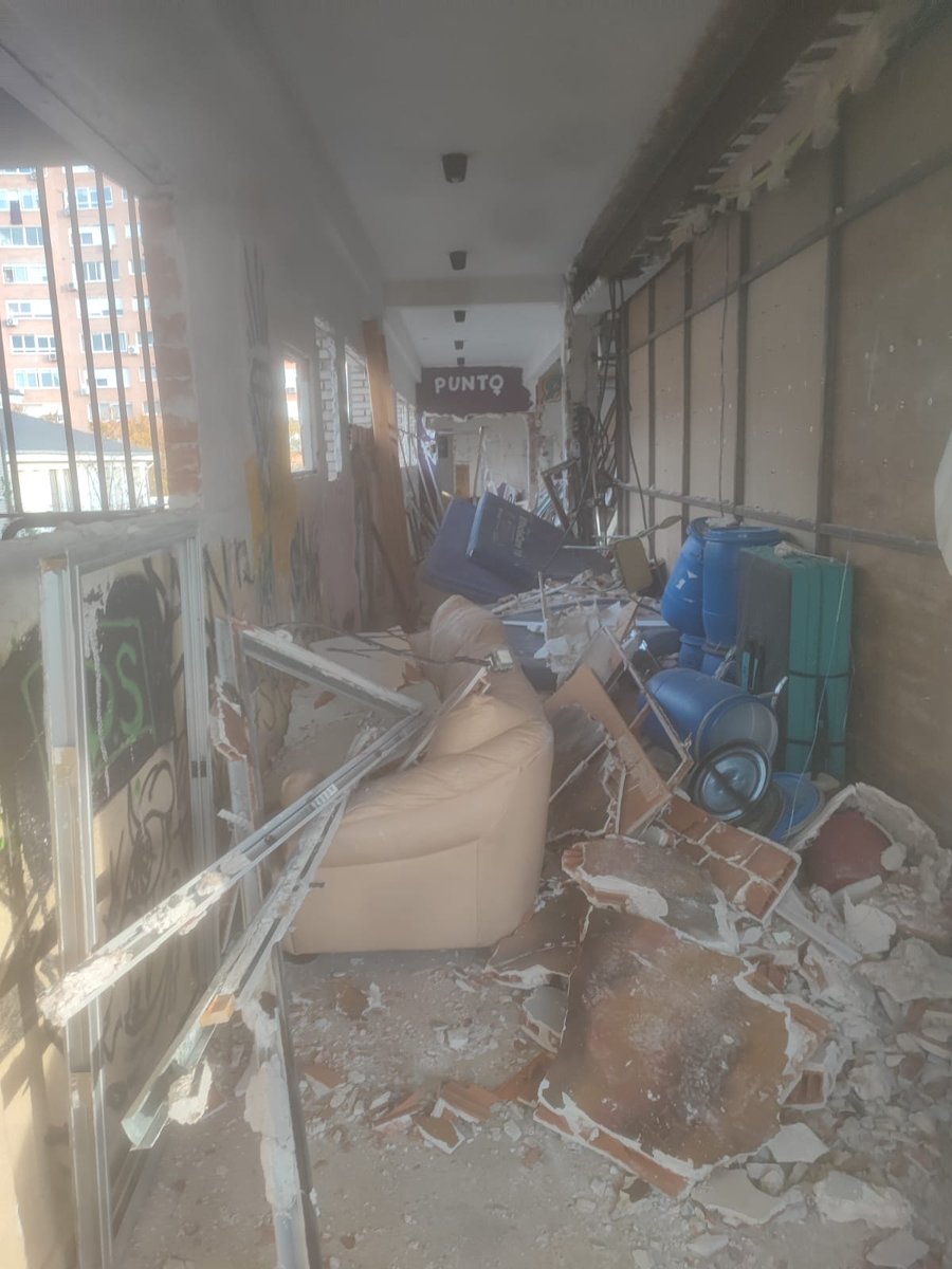 ‼️ Miles de personas marcharon ayer hacia la Asamblea de Madrid en protesta por el desalojo del #CSOLaAtalaya #VKResponde

La policía ha destrozado este antiguo instituto abandonado que la vecindad de #Vallecas transformó en un centro social con actividades para el barrio.