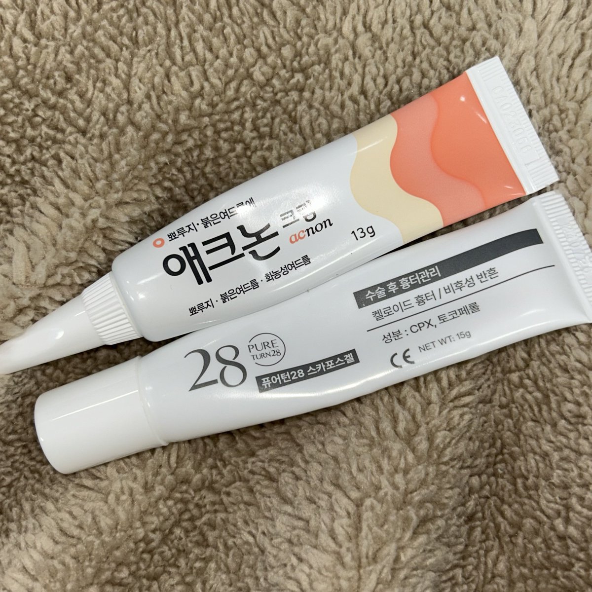 forblue_'s tweet photo. 여드름 타파 최적의 조합 발견함
화농성, 붉은 여드름 초~중기에는 애크논 바르시고
여드름 소멸했는데 붉거나 갈색으로 색소침착 혹은 흉이 져있다 >퓨어턴28 스카포스겔 바르세요 둘다 약국에 잇슴
이걸로 안지워지는 여드름은 없다에 손모가지 겁니다 ㄹㅇ https://t.co/ZJDQIhyiS6