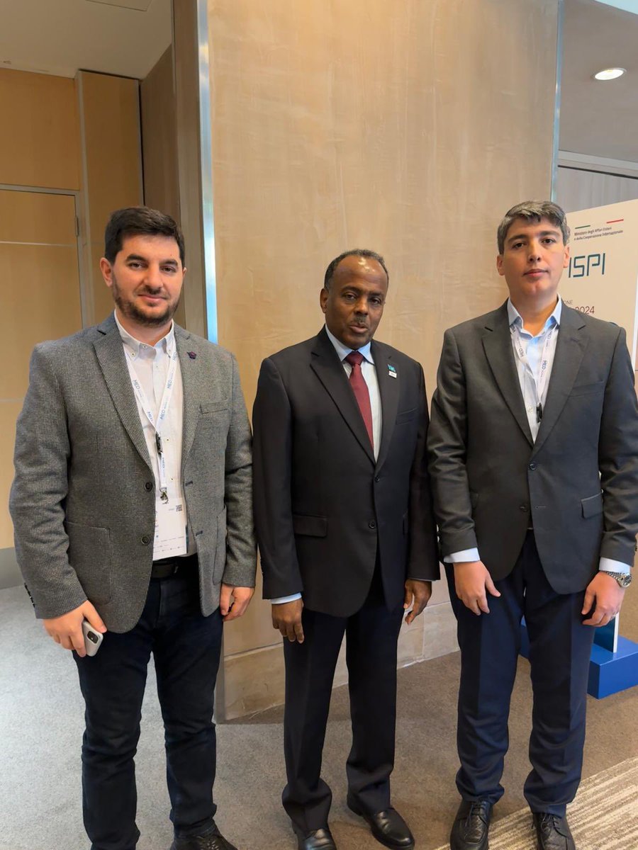 Mediterranean Dialogues kapsamında #Roma’da Somali Dışişleri Bakanı Sayın Ali Mohamed Omar ile bir araya geldik. Görüşmede vakfımızın Somali’deki insani yardım çalışmaları ve bölgede yürüttüğü insani #diplomasi faaliyetlerine dair bilgi paylaşımında bulunduk.