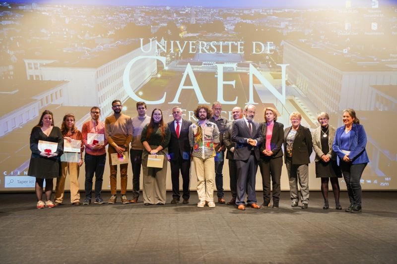 CamDelahaie's tweet photo. Lundi, j’ai eu l’honneur d’être lauréate du concours « Honneur en action », organisé par la Société des Membres de la Légion d’Honneur du Calvados  et l’Université de Caen. Merci à tous les acteurs qui ont contribué à mettre en lumière nos travaux de thèse. https://t.co/Kfg0luqDac
