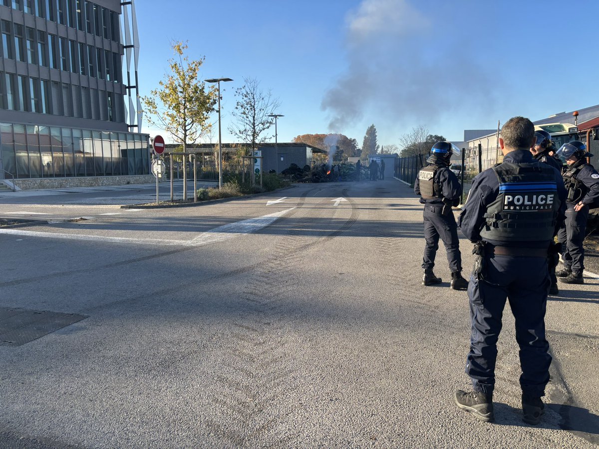 Les agriculteurs du Gard poursuivent leurs actions à Nîmes. Un groupe plus réduit a rallié le mas de Cheylon où se trouve le siège du Crédit Agricole dont une partie des lieux a été évacuée. Ils font brûler en deux points de la paille et des pneus.