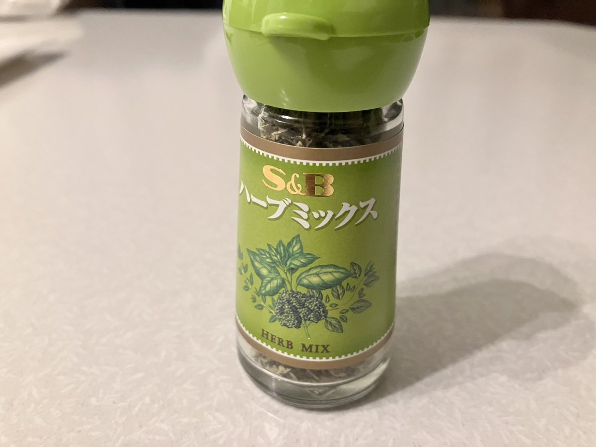 Stonez_420's tweet photo. 【キマる草を探せ！その12】
日本では大麻が違法ですよね。
でも結構多くの人が、大麻を求めている。

「身近にキマる草はないんかい！」ということで、S&amp;Bハーブミックスを吸ってみました。

なかなかいい名前してますけど、この子の実力やいかに。(1/6) https://t.co/Claf8ErHhD