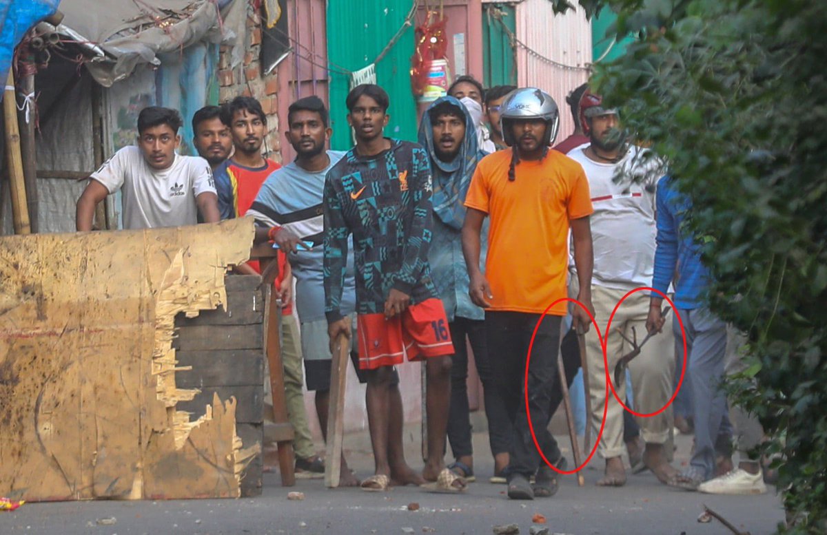 Yeasinmahbub's tweet photo. ￼ This armed Hindutva mob ISKCON brutally killed Bangladeshi Muslim lawyer Saiful Islam Alif today in Chittagong, #Bangladesh

 #Baniskcon 
#BanRSS https://t.co/tBb2SeYg5k