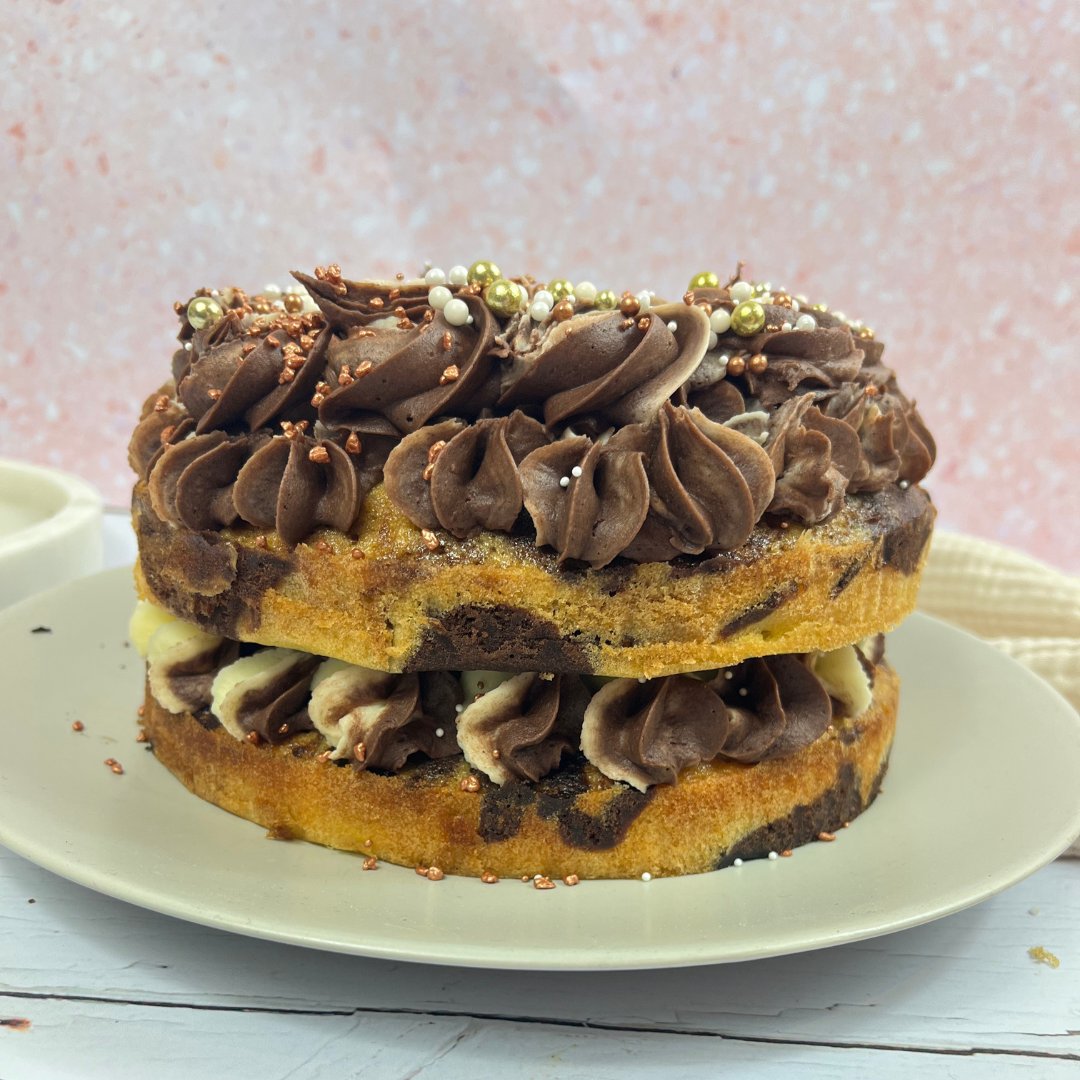 Marble Cake🍫

This marble cake is vanilla and chocolate cake marbled together to get the best of both worlds. Sandwiched together with vanilla and chocolate buttercream and topped with some super cute chocolate sprinkles.

Recipe - aspoonfulofvanilla.co.uk/2023/06/28/mar…