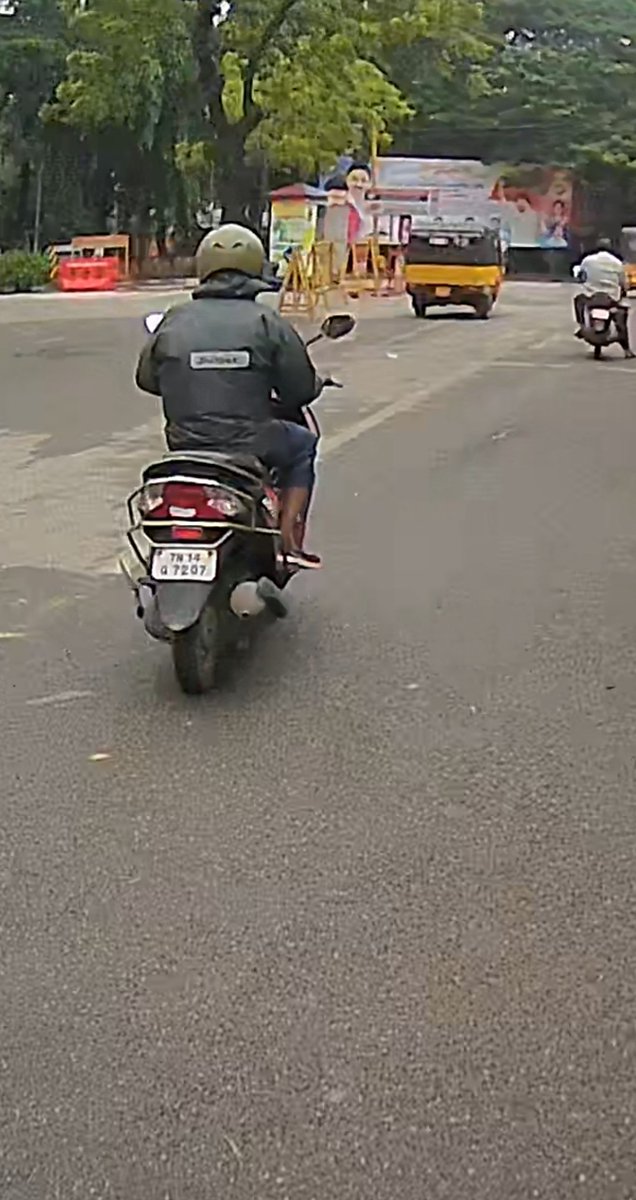 Archangel1217's tweet photo. X log 17
🚦Traffic police officer joins the signal running group 😔
Bunch of 2 wheelers running signal near Thiruvanmiyur. Some without helmet
📍https://t.co/xZsbYXLuVF
Date 27/11/2024; 7:30AM
Vehicle details
TN12AR3944
TN07CS2617
TN14H4331
TN06Y0932
@ChennaiTraffic
#roadraja https://t.co/aSumv8xoDE