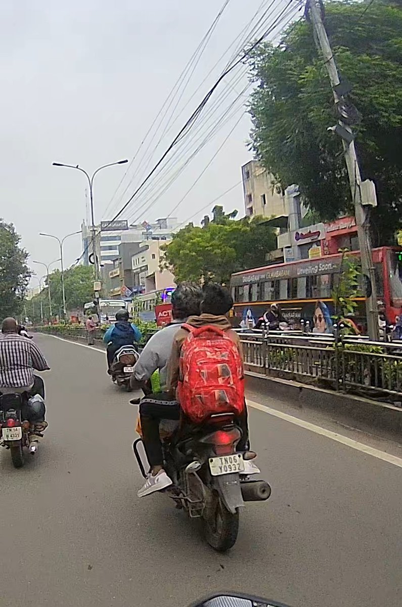 Archangel1217's tweet photo. X log 17
🚦Traffic police officer joins the signal running group 😔
Bunch of 2 wheelers running signal near Thiruvanmiyur. Some without helmet
📍https://t.co/xZsbYXLuVF
Date 27/11/2024; 7:30AM
Vehicle details
TN12AR3944
TN07CS2617
TN14H4331
TN06Y0932
@ChennaiTraffic
#roadraja https://t.co/aSumv8xoDE