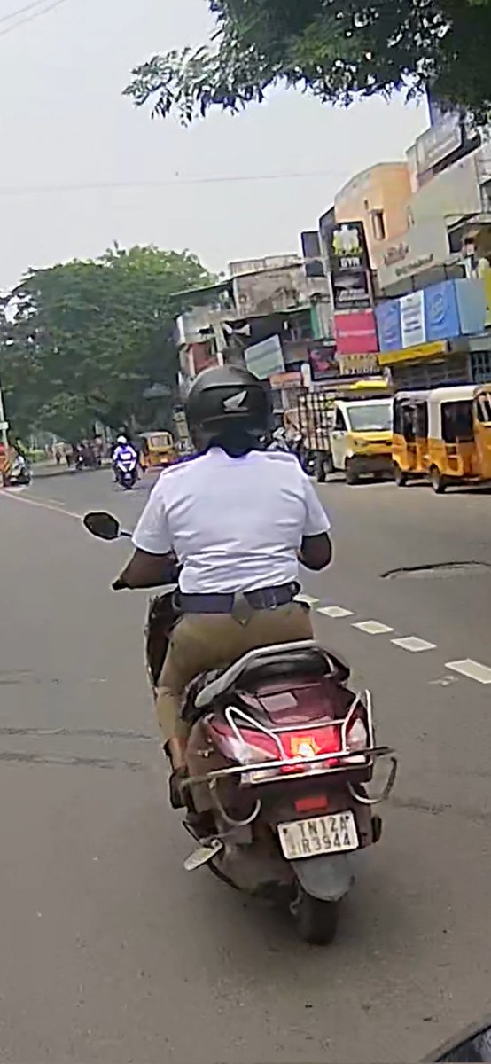 Archangel1217's tweet photo. X log 17
🚦Traffic police officer joins the signal running group 😔
Bunch of 2 wheelers running signal near Thiruvanmiyur. Some without helmet
📍https://t.co/xZsbYXLuVF
Date 27/11/2024; 7:30AM
Vehicle details
TN12AR3944
TN07CS2617
TN14H4331
TN06Y0932
@ChennaiTraffic
#roadraja https://t.co/aSumv8xoDE