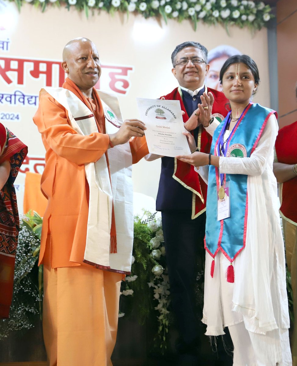 myogiadityanath's tweet image. यावत्यः शाखास्तावन्तो वृक्षाः

इलाहाबाद विश्वविद्यालय, प्रयागराज के 136वें दीक्षांत समारोह में आज सम्मिलित हुआ।

इस अवसर पर @DrKumarVishwas जी को मानद उपाधि एवं अन्य युवा साथियों, छात्र-छात्राओं को उपाधियां प्रदान की गईं।

&apos;दीक्षांत&apos; केवल दीक्षा का अंत नहीं है, बल्कि एक नए जीवन…