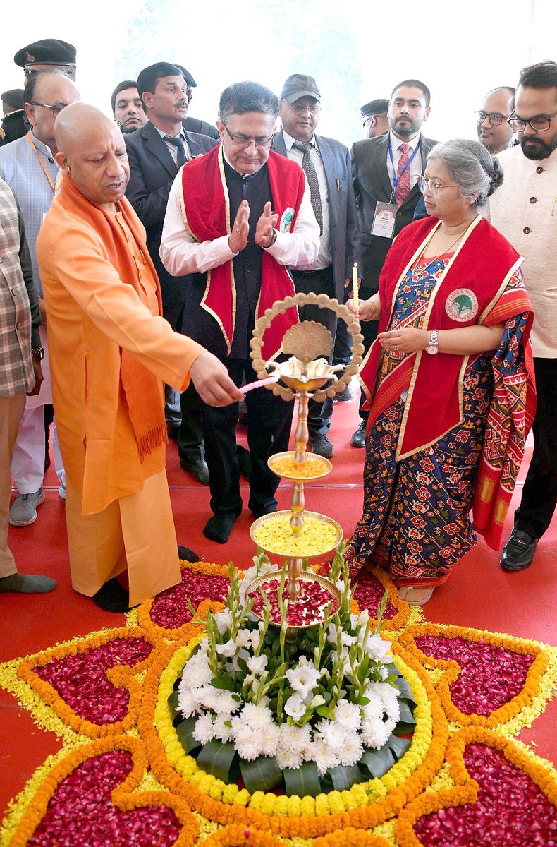 myogiadityanath's tweet image. यावत्यः शाखास्तावन्तो वृक्षाः

इलाहाबाद विश्वविद्यालय, प्रयागराज के 136वें दीक्षांत समारोह में आज सम्मिलित हुआ।

इस अवसर पर @DrKumarVishwas जी को मानद उपाधि एवं अन्य युवा साथियों, छात्र-छात्राओं को उपाधियां प्रदान की गईं।

&apos;दीक्षांत&apos; केवल दीक्षा का अंत नहीं है, बल्कि एक नए जीवन…