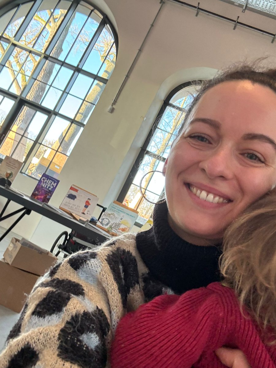 Unsere Lektorin <a href="/Ully326/">Ulrike Abraham</a> ist heute beim Tourismustag  in der Hartmann-Fabrik vor Ort, denn unser Stadtführer Spaziergänge durch #Chemnitz, das Malbuch für die #Kulturhauptstadt2025 und die Märchenbücher der <a href="/Stadt_Chemnitz/">Stadt Chemnitz</a> sind die richtige Einstimmung auf #Chemnitz2025.