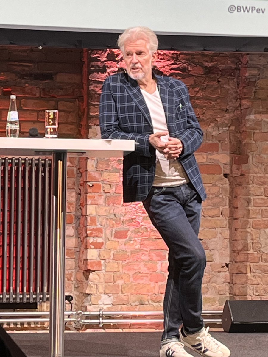 shkjournal's tweet photo. Frank Schätzing Bestsellerautor auf dem 22. Forum Wärmepumpe in #berlin @BWPev #FORUMwp https://t.co/u27jeMtAaD