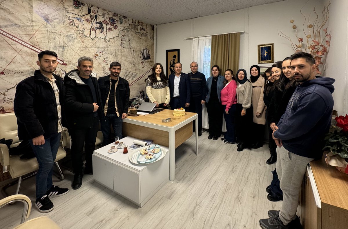 Dürdane Mahallesi Muhtarımız Muhsin Candar’a ve Okul Aile Birliği Başkanımız Serkan Karabayrak nezdinde yönetim kurulu üyelerine Öğretmenler Günü’nde ziyaretleri ve kutlamaları için teşekkür ediyoruz.