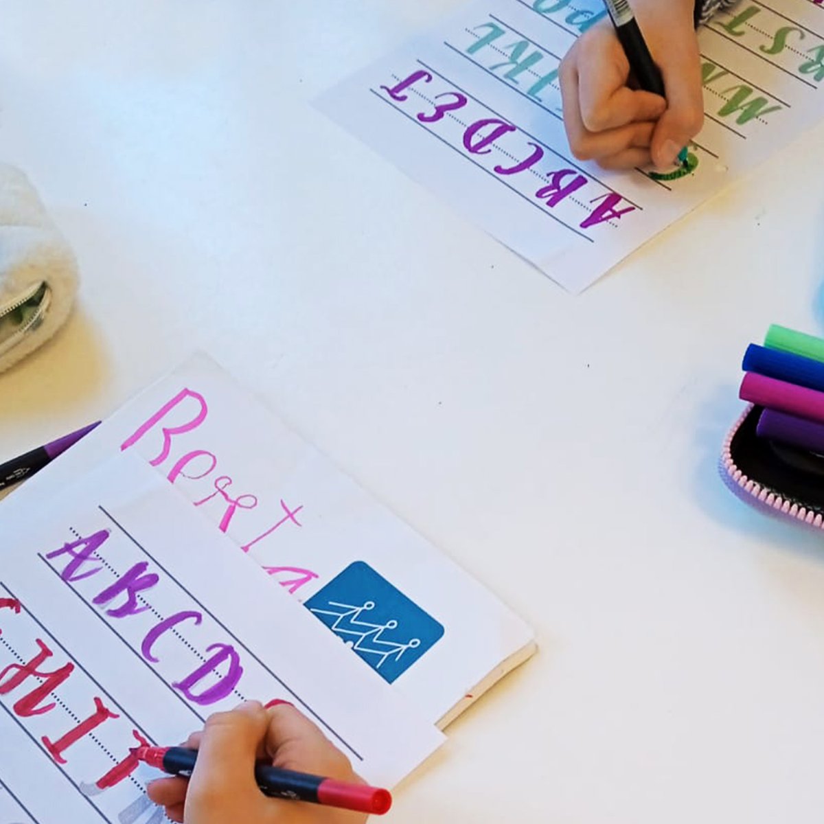 ActivaRedes's tweet photo. 🎨🖋En la extraescolar de #lettering de #JEsarria, el primer trimestre está lleno de creatividad y estilo. ✍️ ¡Cada trazo cuenta! 🌟
#Extraescolares #Creatividad #Activa #ActivaCatalunya #NosGustaEducar #EnsAgradaEducar https://t.co/oLBq9IjjwH