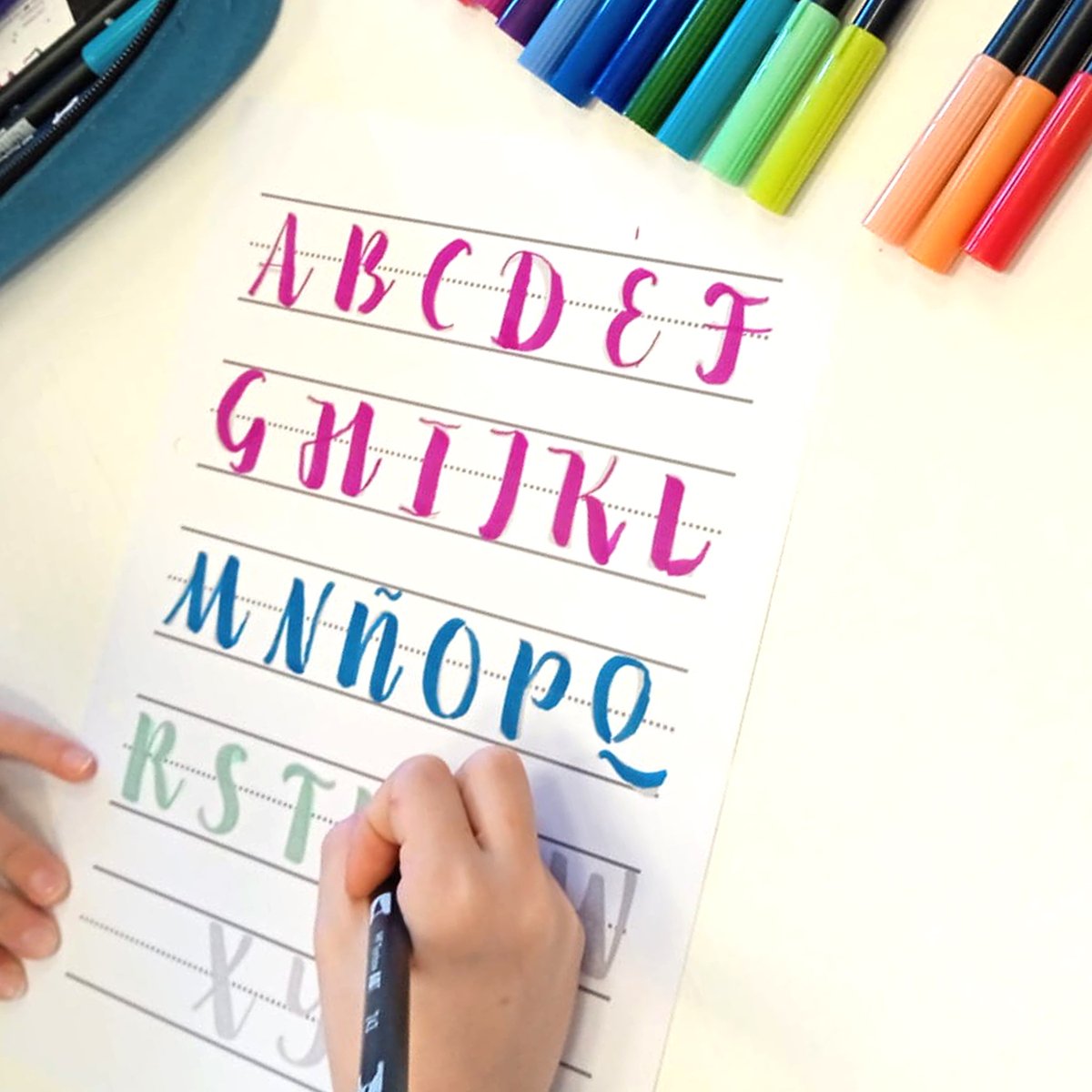 ActivaRedes's tweet photo. 🎨🖋En la extraescolar de #lettering de #JEsarria, el primer trimestre está lleno de creatividad y estilo. ✍️ ¡Cada trazo cuenta! 🌟
#Extraescolares #Creatividad #Activa #ActivaCatalunya #NosGustaEducar #EnsAgradaEducar https://t.co/oLBq9IjjwH