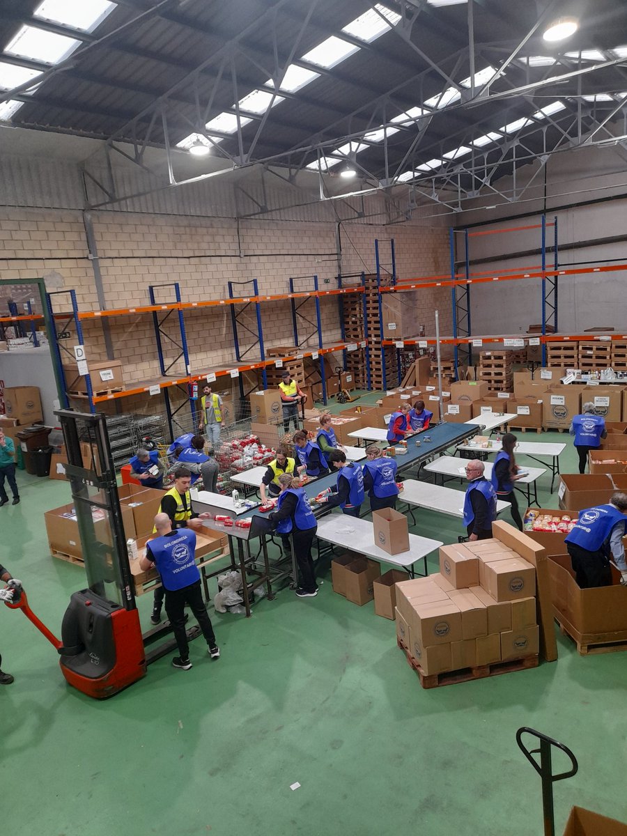 Comenzamos la clasificación. Gracias de nuevo a voluntarixs y donantes. Mila esker!!! 💙💙💙
#Granrecogida2024
#voluntariado
#alimentalaesperanza