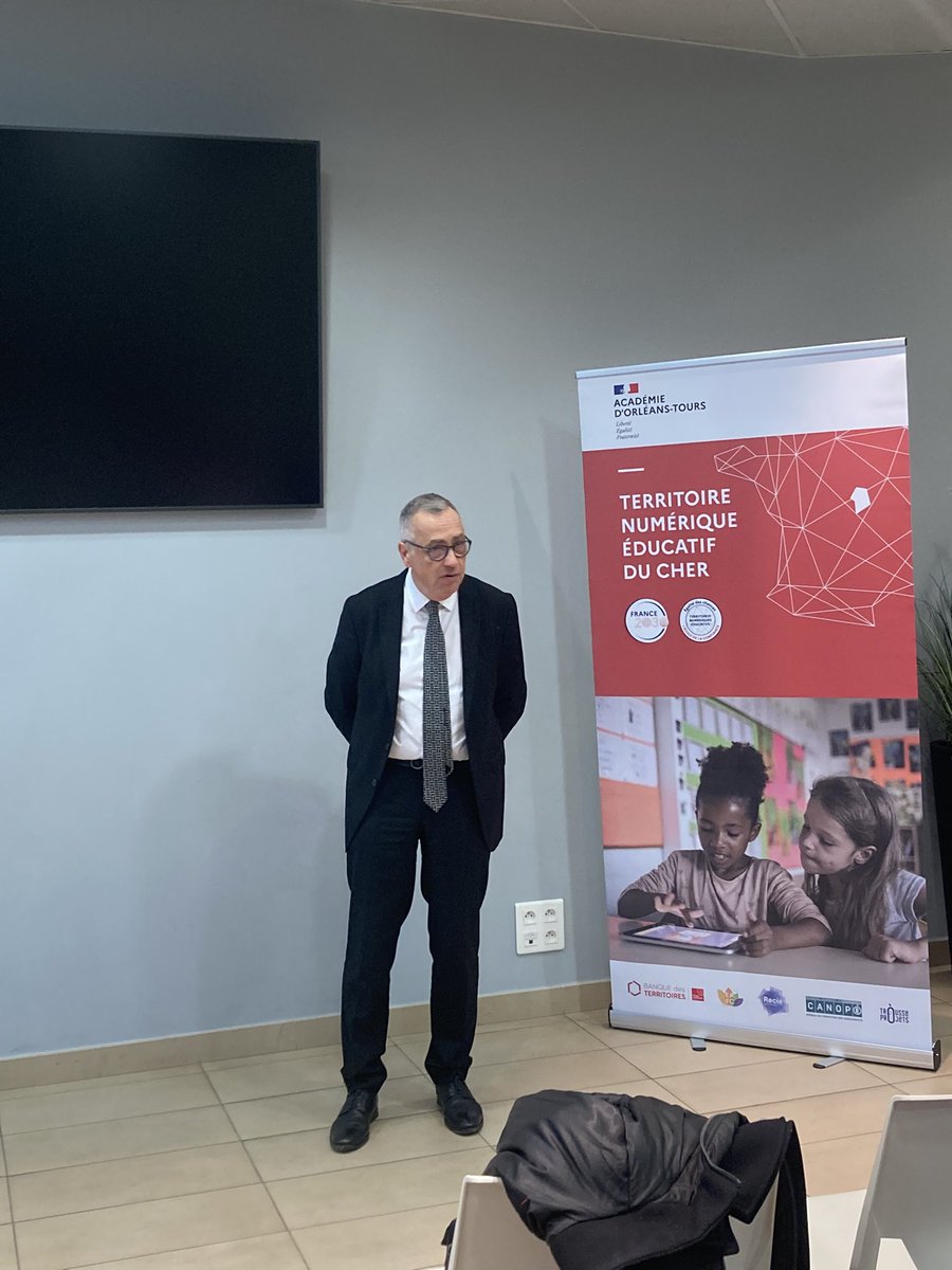 dsden18's tweet photo. Ouverture par M. le directeur académique du 1er Café directeurs numérique #TNE en présence des partenaires 
@reseau_canope @GIPRecia @ac_orleanstours 
Merci à @insacvl de Bourges pour l’accueil 🙏 https://t.co/0myzvRAnFC