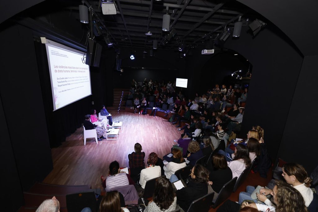 📍 L’espai Francesca Bonnemaison ha acollit la jornada institucional organitzada per l’Àrea de Feminismes i Igualtat en motiu del 25N, el Dia Internacional per a l’Eliminació de les Violències envers les Dones

👤 Hi han participat les diputades <a href="/raquel_albiol/">Raquel Albiol</a> i <a href="/evacric/">Eva Soler</a>