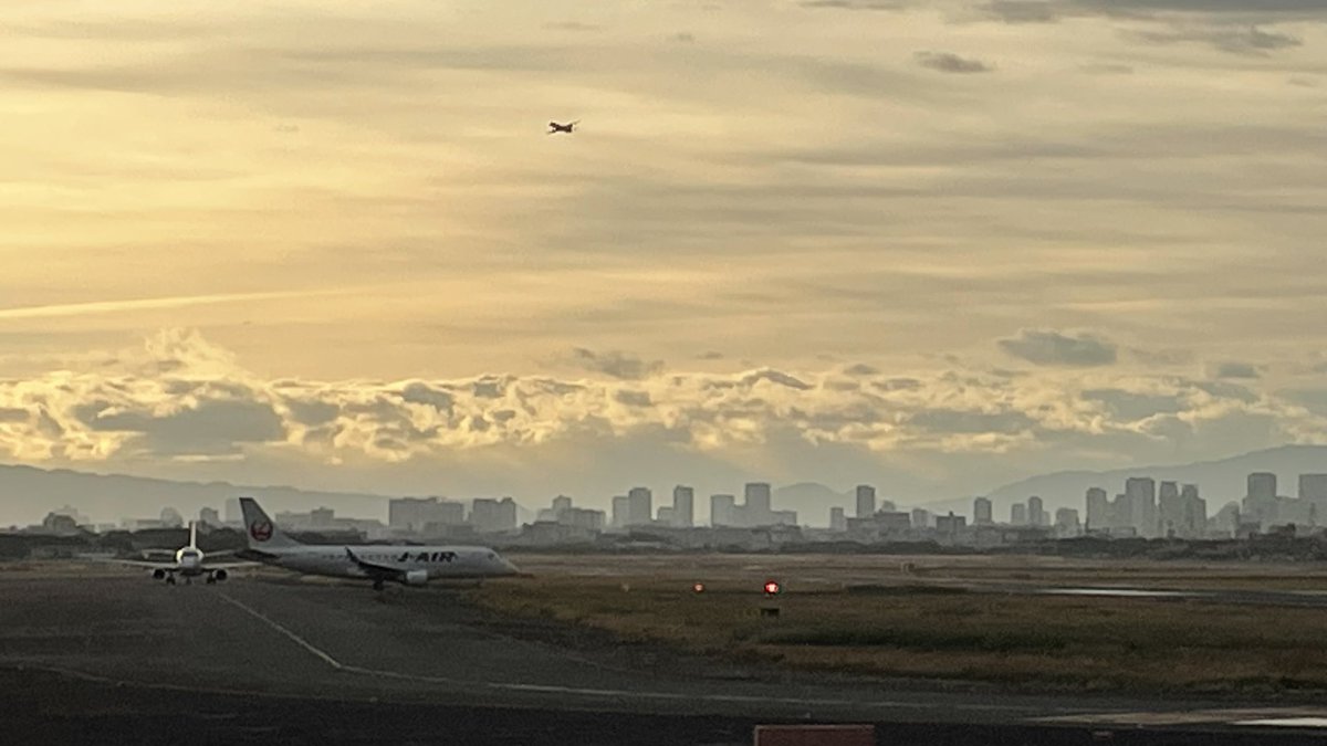 norian1225's tweet photo. 逆ランの伊丹空港 https://t.co/903y1dntZz @YouTubeより https://t.co/snnj87xJJu