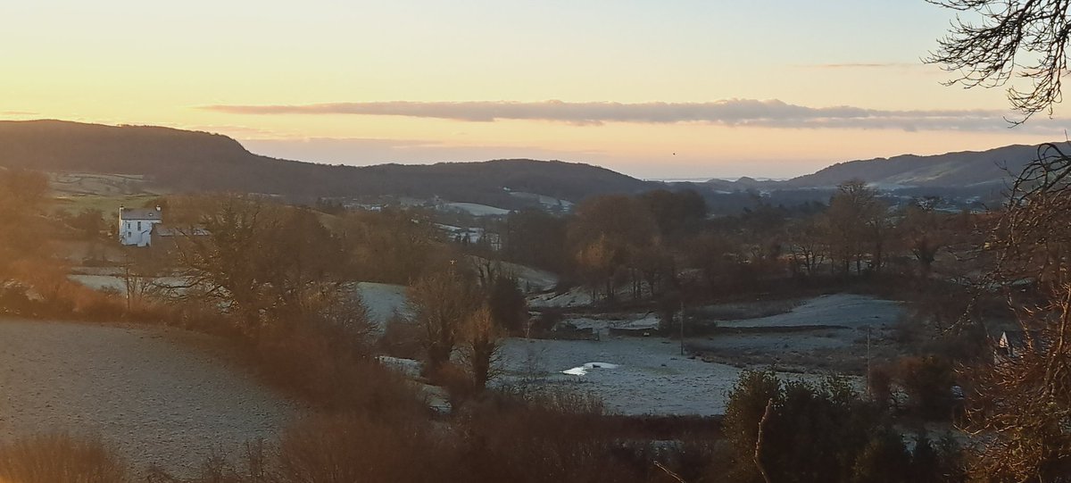 The sun shines brightly on all Lancastrians today!  Happy #LancashireDay from Lancashire over the Sands 🌹