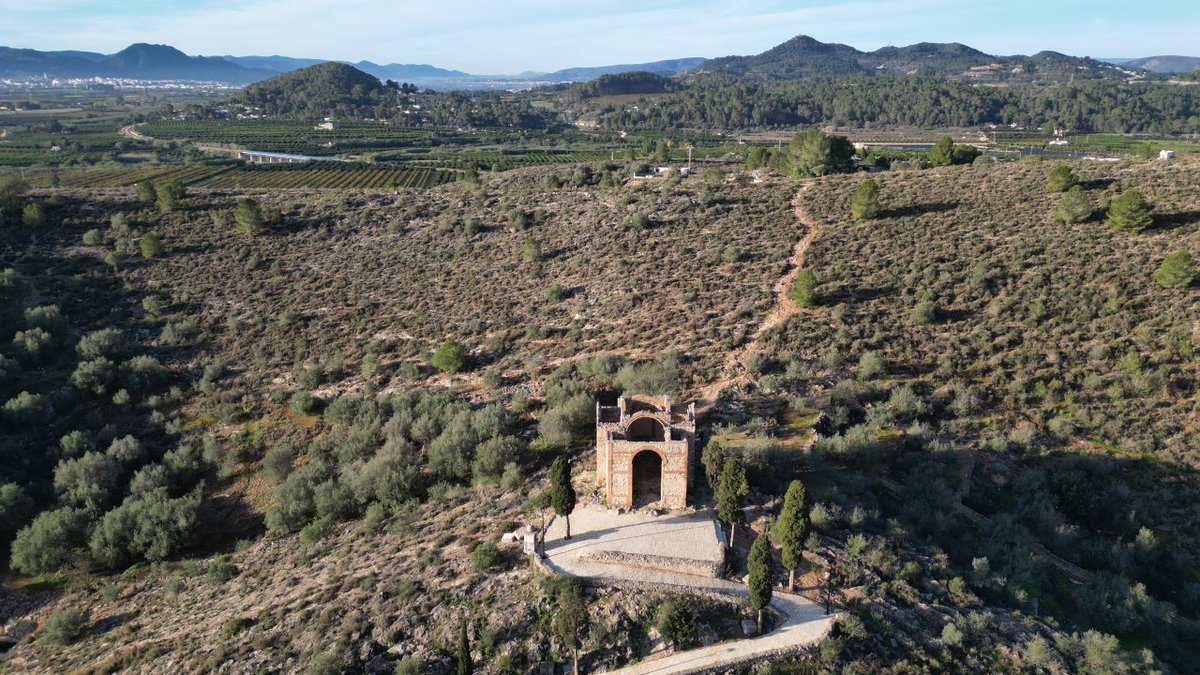 RiberanaXuquer's tweet photo. Cada racó de la Ribera conta una història.
Ermita del Calvari, l'Énova, inicis s. XIX, arquitectura barroca ⛪ 
 
📖 Situada a l'emplaçament de l’antic castell andalusí de Yânubah. Les fortes pluges de 1982 arrassaren part de l’estructura. Restaurada al 2005 per la @dipvalencia https://t.co/ptrDSINbkf