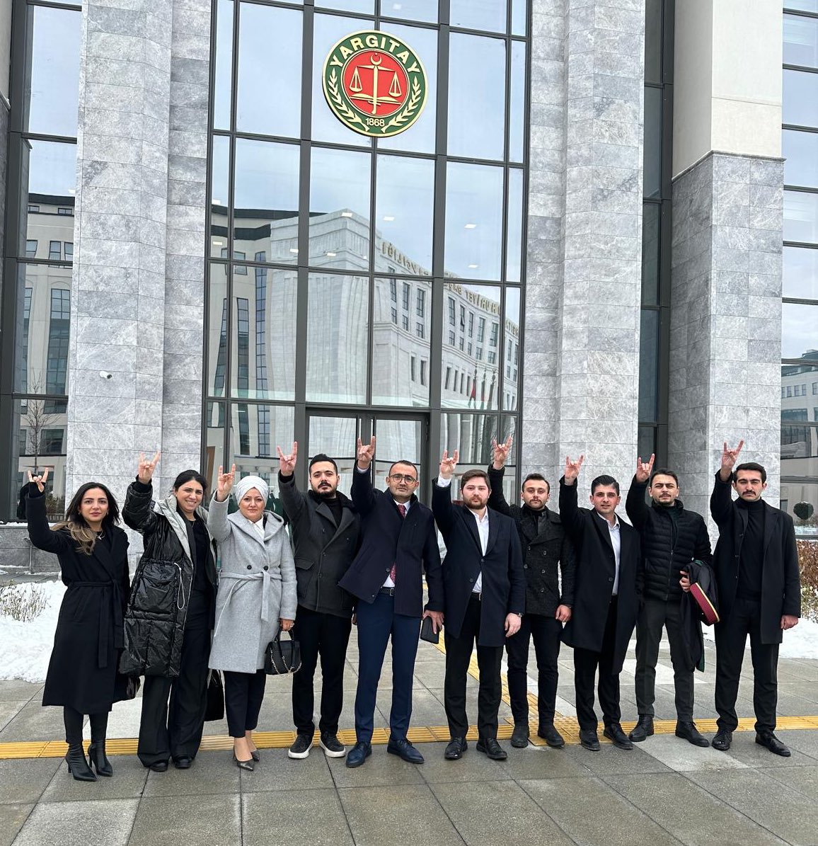 Ülkücü Şehidimiz Cengiz Akyıldız ağabeyin Yargıtay 3. Ceza Dairesindeki duruşmasına hukuk birimimizle birlikte katılım sağladık. 

Ahde vefa imandandır.