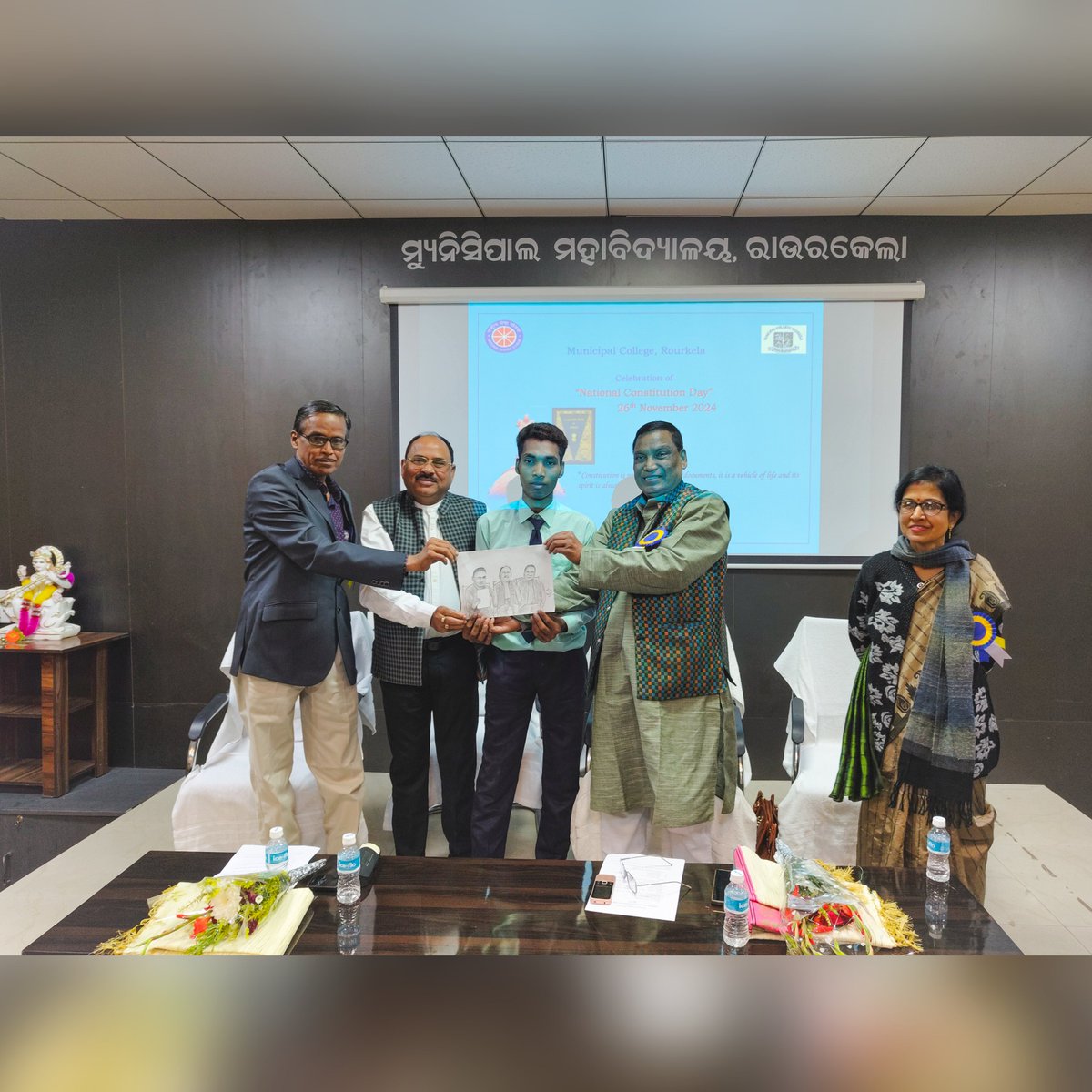 nssunitmcr's tweet photo. CONSTITUTION DAY 2024 CELEBRATED AT MUNICIPAL COLLEGE, ROURKELA
HONORING DR. SANATAN PRADHAN & OUR CHIEF GUESTS, WITH A STUDENTโS SPECIAL HANDMADE PORTRAIT. A DAY OF PRIDE AND INSPIRATION!
#constitutionday2024 #municipalcollege #prideandunity #indianconstitution #collegeevents https://t.co/qr9bm7Fmzm