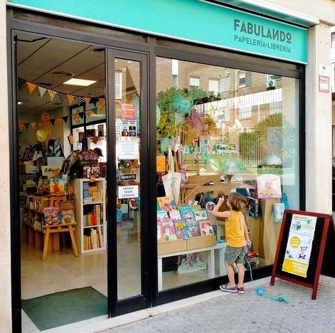 Soy de la Cuesta (@soydelacuesta) on Twitter photo Este #bookfriday 📚reconoce la labor de librerías independientes que resisten💪 Por eso contamos con Fabulando y <a href="/enlacasatomada/">Casa Tomada</a> ejemplo de fortaleza frente a la sangría de cierre librerías que se ha llevado por delante diez emblemáticas de #Sevilla en 2023. Este #bookfriday 📚reconoce la labor de librerías independientes que resisten💪 Por eso contamos con Fabulando y <a href="/enlacasatomada/">Casa Tomada</a> ejemplo de fortaleza frente a la sangría de cierre librerías que se ha llevado por delante diez emblemáticas de #Sevilla en 2023.