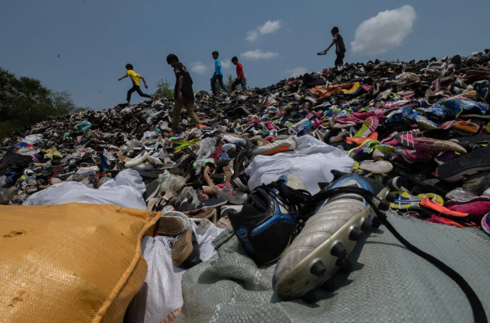 Andrés Actis (@actisandres) on Twitter photo Tu ropa usada no se la pondrá nadie más, recorrerá una media de 9 mil kilómetros y terminará en un vertedero o quemada en un país del Sur Global.
La bomba de relojería ambiental de la moda de consumo rápido.
Investigación de <a href="/greenpeace_esp/">Greenpeace España</a>.
Hilo 🧵 Tu ropa usada no se la pondrá nadie más, recorrerá una media de 9 mil kilómetros y terminará en un vertedero o quemada en un país del Sur Global.
La bomba de relojería ambiental de la moda de consumo rápido.
Investigación de <a href="/greenpeace_esp/">Greenpeace España</a>.
Hilo 🧵