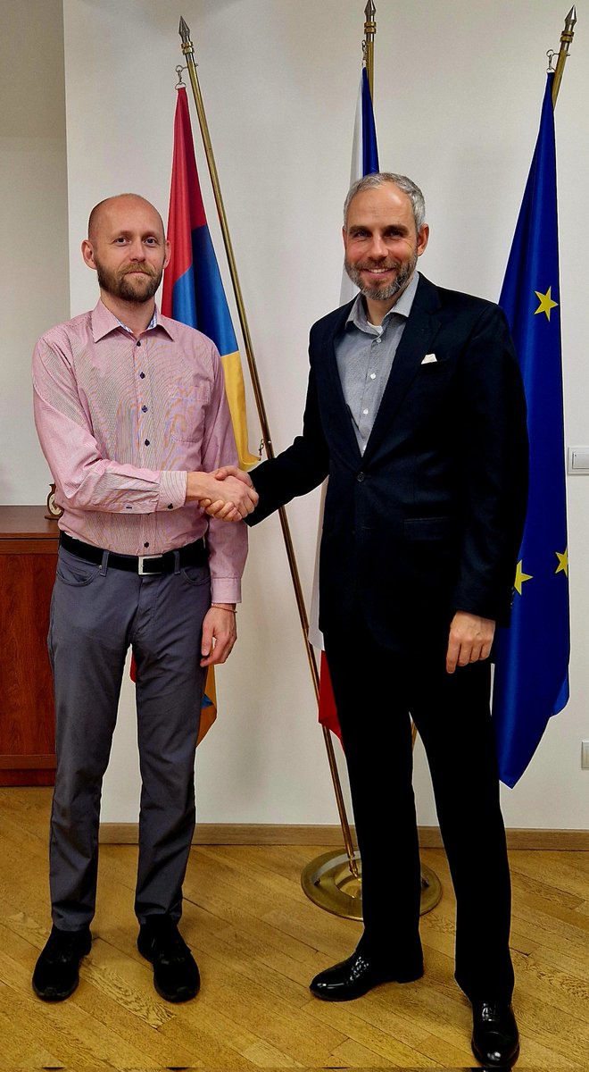 <a href="/CEELI_Institute/">The CEELI Institute</a> sídlí v Praze a <a href="/marexvoboda/">Marek Svoboda</a> je jeho programovým ředitelem. Institut se zaměřuje na posilování vlády práva a pracuje hlavně se soudci a vyšetřovateli na budování nezávislého soudnictví, boji proti korupci a podobně. Své projekty brzy zaměří i na Arménii. 🇨🇿🇦🇲