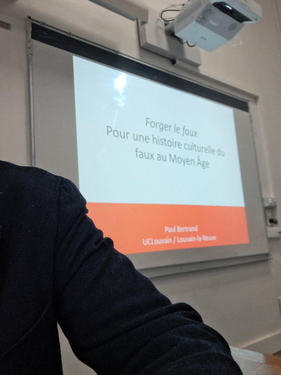 medieviz's tweet image. Aujourd&apos;hui je donne cours à Paris1 aux L3/M1 Histoire médiévale. Je leur délivre les bonnes feuilles de &quot;Forger le faux&quot;