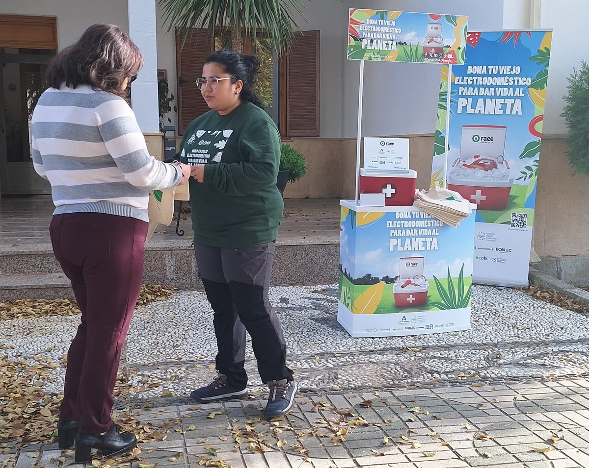 RAEEAndalucia's tweet photo. 🌍Algo que podemos hacer para donarle vida al planeta es reciclar nuestros #RAEE. Así evitamos la contaminación y la explotación de recursos.

👌Un mensaje que nuestros informadores siguen llevando esta semana por en #Arenas del Rey, #Játar, #Zafarraya, #Capileira y #Soportújar. https://t.co/vCB0bwQjbJ