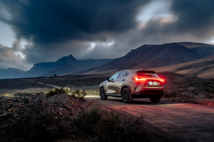 ecd_'s tweet photo. Modo Trail para una conducción cómoda y estable sobre superficies más accidentadas o desiguales. https://t.co/UR0dAEyv5P #LexusNX #Overtrail #LexusElectrified @lexusspain https://t.co/hGEQ5pFY6l