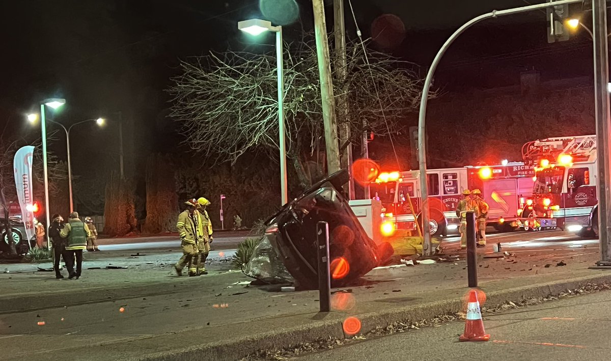 NaganNews's tweet photo. #RichmondBC: two cars involved in an accident, intersection of Westminster Hwy and Garden City Rd. One car on its side and the other in a bush (video). Police have most of intersection blocked, incl. Westminster eastbound &amp; Garden City southbound, so steer clear of area. https://t.co/b6a5cwSdcL