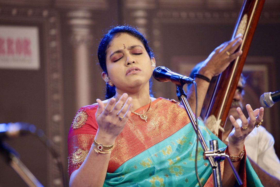 jananiysjj's tweet photo. Concert glimpse from the Trinity Arts Festival during the #decembermusic fest held on 25 Nov 2024
Check out the video of "MaaMayura Meedhil" song
Thanking my team
#December2024 #carnaticclassical #sjjananiysongs #sjjananiy #vocalist #classicalmusic #carnaticmusic #gig #concert https://t.co/U1SzyjDiGM