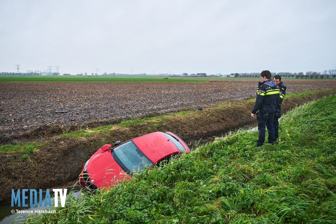 Auto in sloot aangetroffen zonder bestuurder