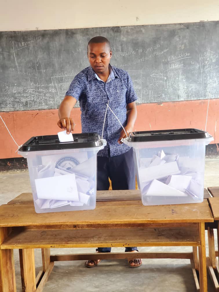 ElimikaWikiendi's tweet photo. Mapema leo, mwana #TeamEW ametumia haki yake ya kikatiba kutimiza wajibu wa kupiga kura.

Vijana tujitokeze kwa wingi leo kushiriki mchakato huu muhimu wa kidemokrasia. Kura yako, sauti yako, hoja yako! 🗳️🇹🇿

#HojaZetu #ElimikaWikiendi https://t.co/FRbiq4wmMM