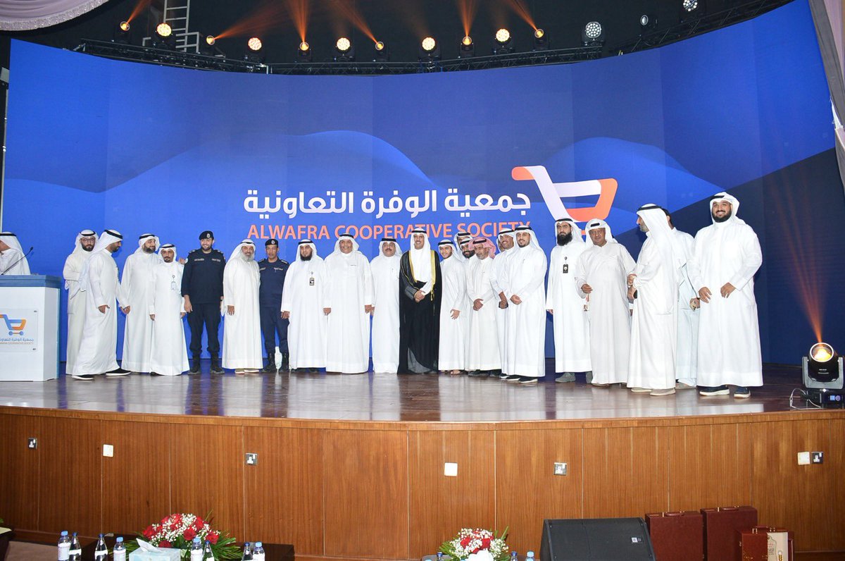 Alahmadi_kuwait's tweet photo. خلال احتفال نظمته الجمعية التعاونية لأبناء المساهمين بمدرسة موضي سلطان العيسى .. 
معالي محافظ الأحمدي الشيخ حمود جابر الأحمد الصباح يكرم 102 طالباً وطالبة من المتفوقين بالوفرة السكنية https://t.co/5htR1jNqRu