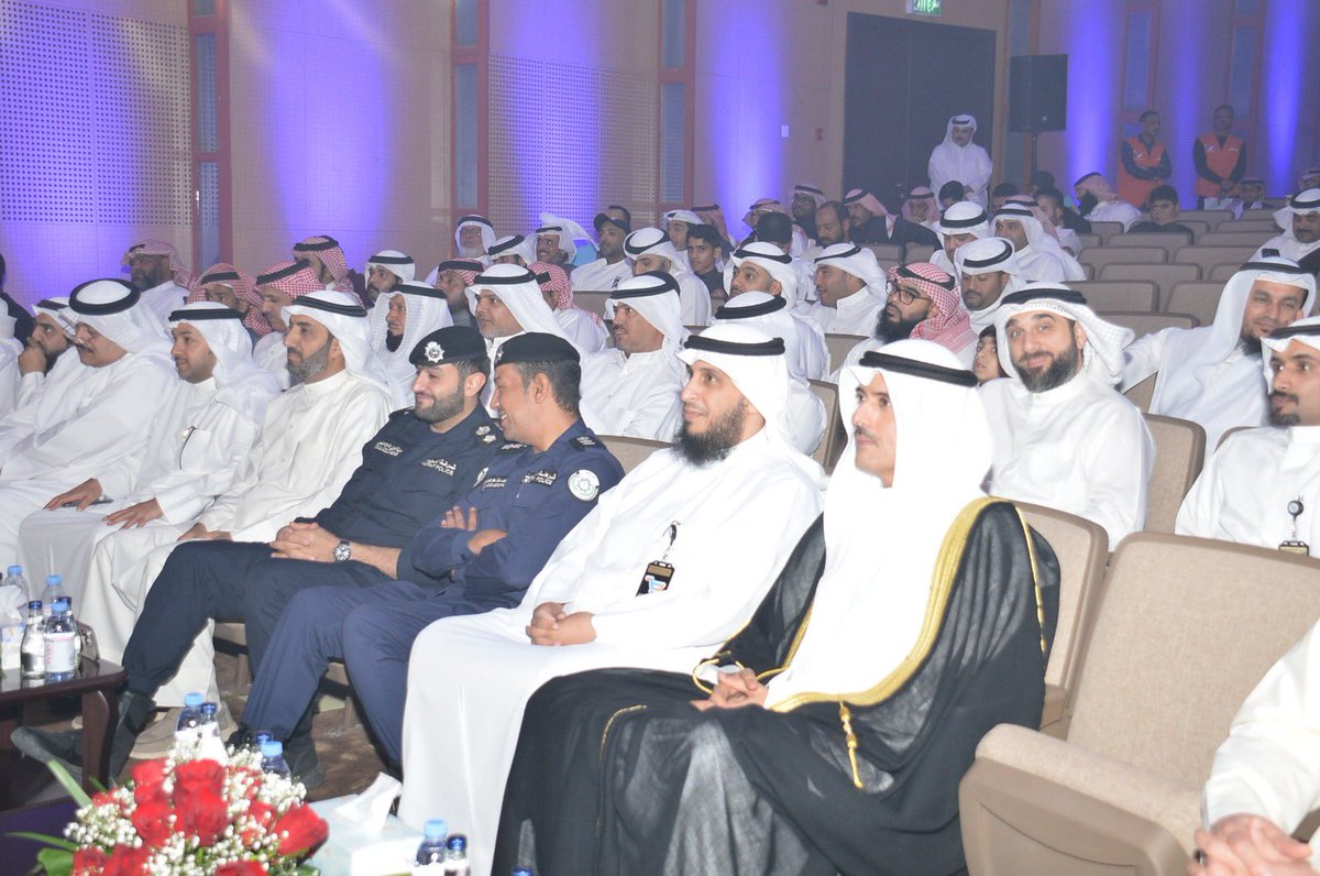 Alahmadi_kuwait's tweet photo. خلال احتفال نظمته الجمعية التعاونية لأبناء المساهمين بمدرسة موضي سلطان العيسى .. 
معالي محافظ الأحمدي الشيخ حمود جابر الأحمد الصباح يكرم 102 طالباً وطالبة من المتفوقين بالوفرة السكنية https://t.co/5htR1jNqRu