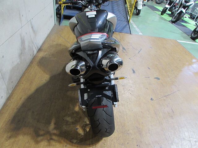 webike_moto's tweet photo. 全身にスズキ感を纏う一台。社外マフラーにするとこんな雰囲気になるんですね。
これはこれでアリな気がする中の人でした。
▼▼物件はこちらから▼▼
https://t.co/0xboim0jeE
#スズキ
#B_KING https://t.co/t4Tm90Z8pz