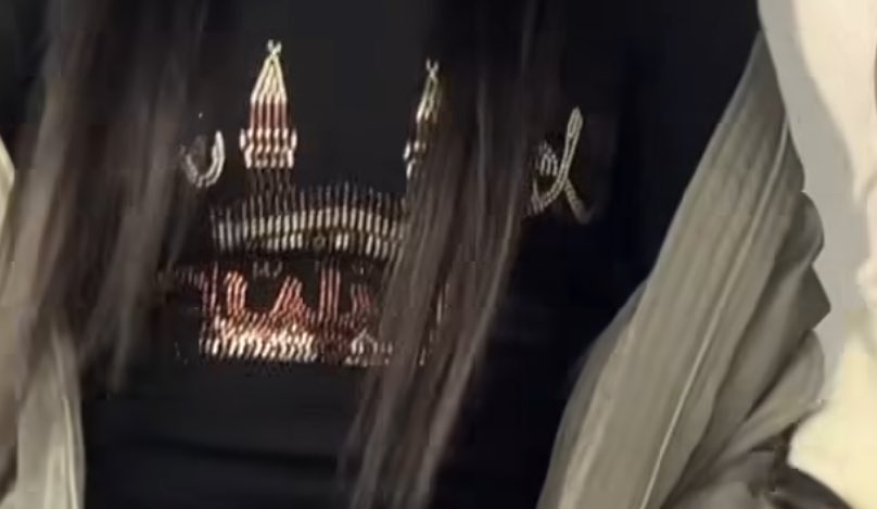 winkebalsa's tweet photo. serius ina kamu pakek baju seperti ini? tolong @BADVILLAIN_BPM @bpmentofficial ganti stylish dan sebelum menggunakan pakaian tolong dilihat terlebih dahulu dan cari tau!! lagian baju merk apa itu yang menggunakan kabah sebagai hiasannya https://t.co/vMxK3BSKjH