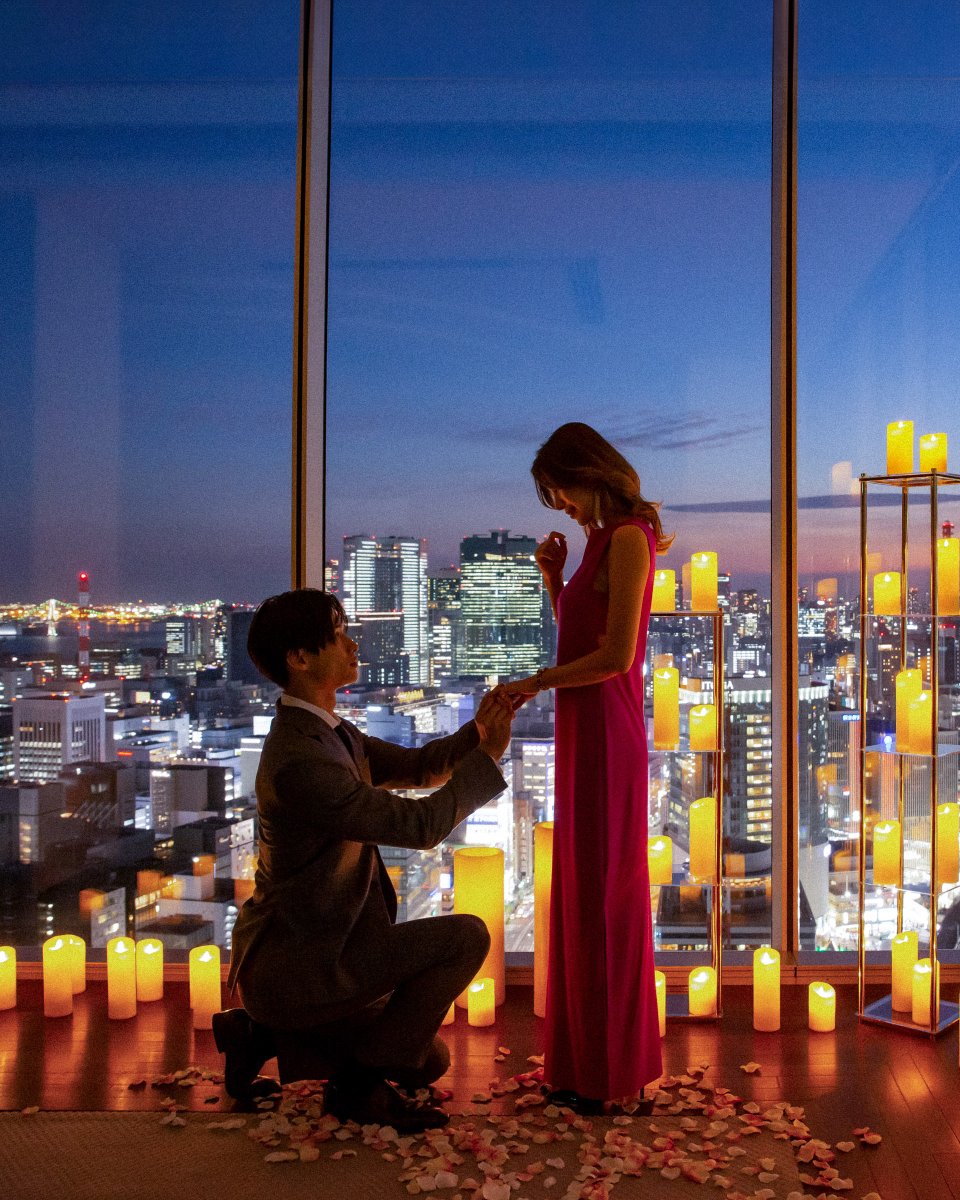 FSTokyo's tweet image. 煌めく東京の夜景を背景にプロポーズし、再び同じ場所で永遠の愛を誓う、そんなお二人だけの特別な物語の始まりを@fstokyoで。

【チャペル相談会】
開催日時：12月8日（日）10:30～/17:00～
内容：デザート試食、チャペル紹介、相談会
ご予約: 03-5222-7224

#ホテルウェディング #プロポーズ