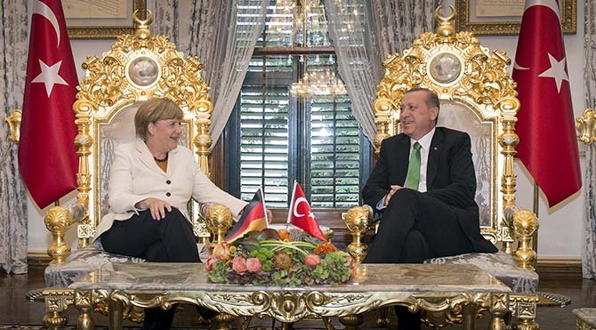 Merkel'in, milyonlarca ne idüğü belirsiz sığınmacı Türkiye'de kalsın, kendi ülkelerine gitmesin diye yaptığı görüşmeden başka anlamlar çıkaran mercimek beyinli saray yalakaları iyi okusun;

"Erdoğan'ın karşısında sarayına gittiğimde orada sindiğim ve gerekirse kendimi onun önünde