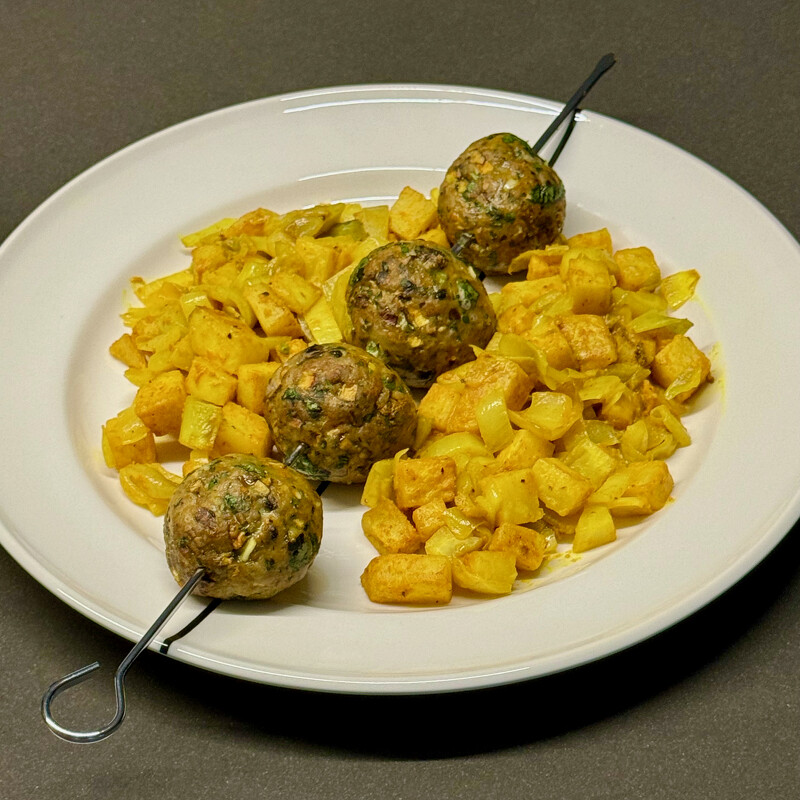 Turkey skewers with a vegetable stew

Turkey skewers with a vegetable stew perfectly fit a midweek evening. Or as a light dinner between Christmas and New Year.

#belgianendives #celeriaccelery #mincedchicken #mushrooms
surprising.recipes/2015/12/28/min…