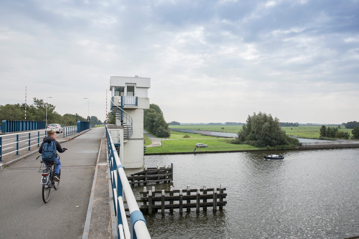 Brug #Uitwellingerga wordt uit voorzorg voor onbepaalde tijd afgesloten voor auto- en landbouwverkeer. Fietsers en voetgangers kunnen wel over de brug. Lees meer 👉 rijkswaterstaat.nl/nieuws/archief… #HLD