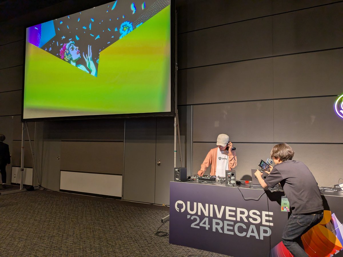 tnj's tweet image. 相変わらずすごい @_kzr さんの VJ を見にきました #githubuniverserecap