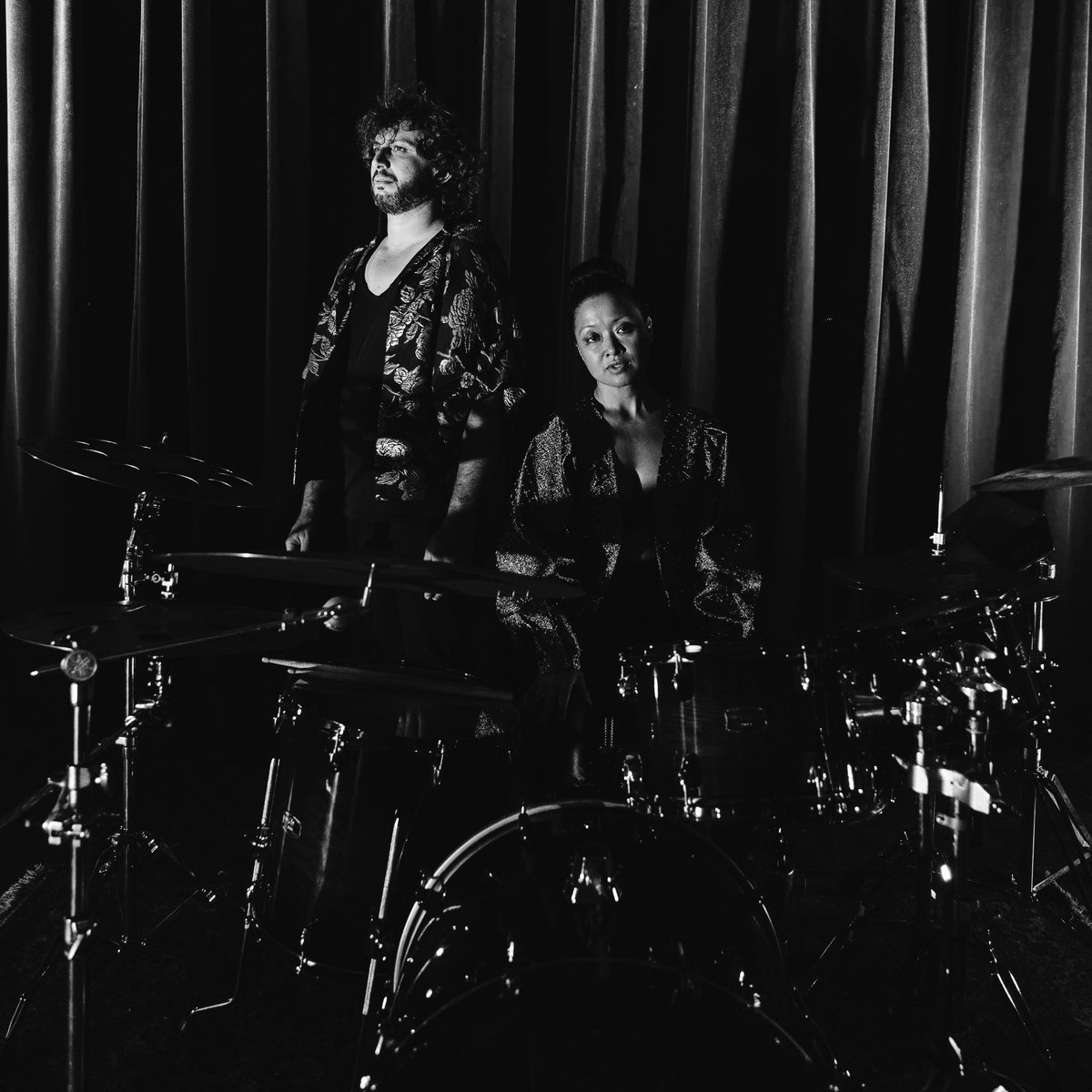 Quatre clichés, quatre fragments de nous.

1.Le masque.
Un antagoniste symbole des violences faites aux femmes.

2.Le piano.
Une tension qui raconte la lutte.

3.Le portrait.
La responsabilité de chanter CROP.

4.Le duo.
L’unité que nous formons.

#inaich #crop #noustoutes