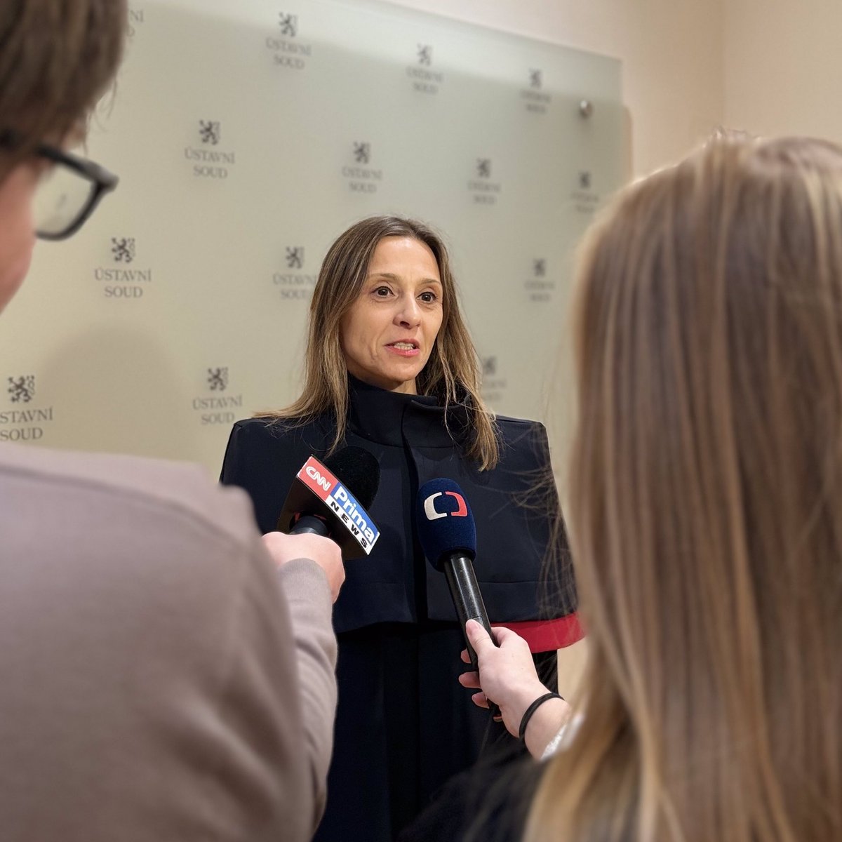 usoud_official's tweet image. 🔴 Ústavní soud zasáhl do stanovení platu mladých soudkyň, které záhy po jmenování nastoupí na mateřskou a rodičovskou dovolenou. Napadené ustanovení porušuje zákaz diskriminace.

Podle posuzované právní úpravy se doba čerpání mateřské a rodičovské dovolené sice započítává do…