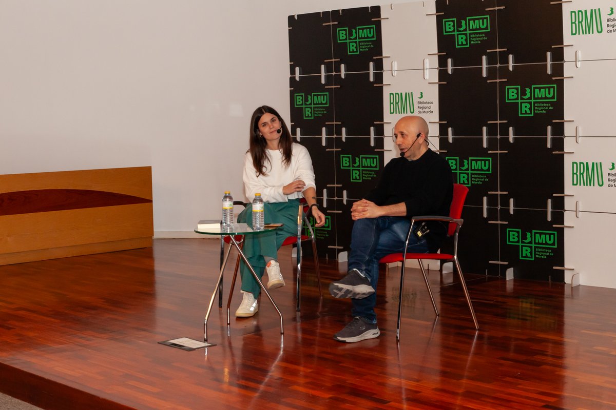 Un canon a rebosar con <a href="/elvirasastre/">elvira sastre sanz</a> en conversación con Luis Alegre en la <a href="/brmu/">Biblioteca Regional de Murcia</a> 💫