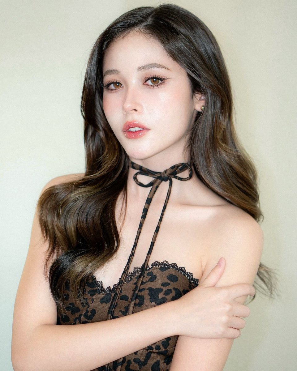 eunhcea's tweet photo. The combo of this chic top and the dainty ribbon around my neck? Simply divine. It’s giving elegance with a hint of edge, and I’m utterly obsessed. Let’s call it my new signature look because I could wear this and conquer the world. https://t.co/M2Ss3XGtaP